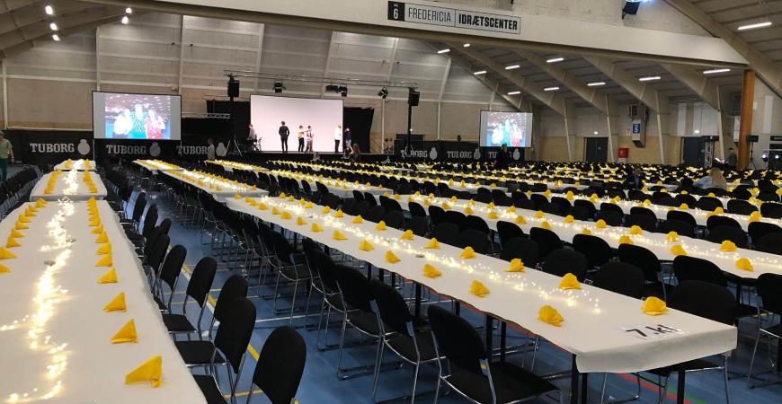 Bordopstilling til skolefest i Fredericia Idrætscenter Bordopstilling til skolefest i Fredericia Idrætscenter