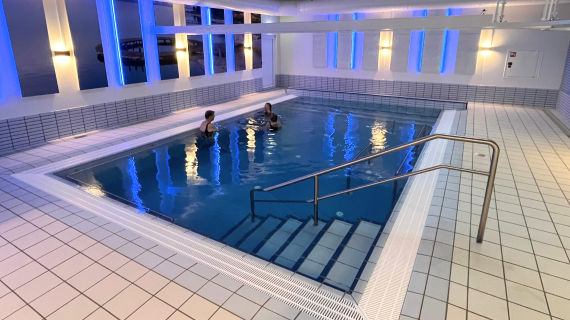 Varmtvandsbassin i Fredericias Tropiske Badeland Varmtvandsbassin i Fredericias Tropiske Badeland